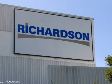 Oakville, On, Kanada - 8 Mayıs 2021: Oakville, Kanada 'daki Richardson Oilseed tesisi tabelası. Richardson Petrol tüm kanola tedarik zincirine bütünüyle entegre edilmiştir..