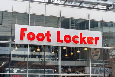 Toronto, Kanada - 4 Mart 2019: Toronto şehir merkezindeki Bloor St 'deki Foot Locker mağazasının imzası. Foot Locker Retail, Inc. Amerikalı spor giyim ve ayakkabı perakendecisi..