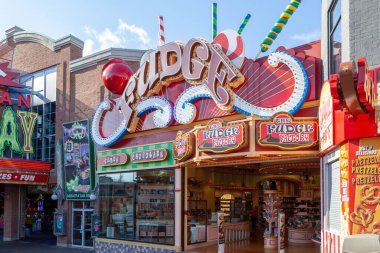 Niagara Şelalesi, Ontario, Kanada - 4 Eylül 2019: Niagara Şelalesi, Kanada 'daki Clifton Hill caddesindeki Fudge fabrikası. Şekerleme bir tür şekerdir..