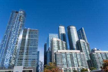 Toronto, Kanada-22 Ekim 2023: Toronto silueti Bremner Bulvarı ve Lower Simcoe Caddesi 'nde, Kanada' nın Ripley Akvaryumu yakınında Toronto 'nun doğusuna bakıyor..