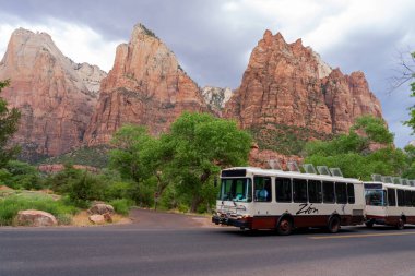 2 Haziran 2023 'te Utah, ABD' deki Zion Ulusal Parkı 'nda ücretsiz bir servis otobüsü. Zion Ulusal Parkı, Utah 'ın güneybatısındaki Zion Canyons' un dikleşmiş kızıl uçurumları tarafından korunan bir doğa koruma alanıdır..