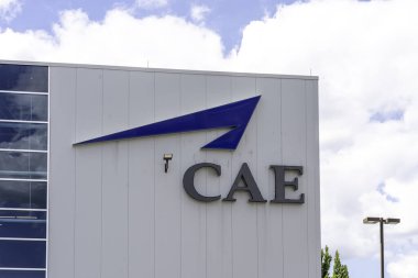 Mississauga, On, Kanada - 11 Ağustos 2019: yakın çekim CAE işareti ve bina logosu. CAE Inc., Kanadalı simülasyon teknolojileri ve modelleme teknolojileri üreticisi..