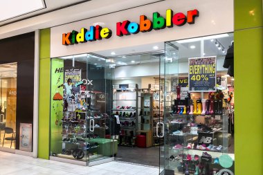 Markham, Ontario, Kanada - 13 Mart 2019: Çocuk ayakkabıları Kanadalı lider Markham, Ontario 'daki CF Markville Alışveriş Merkezi' nde çocuk mağazası önü.