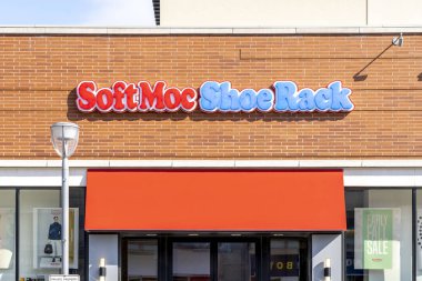Toronto, Kanada - 15 Ekim 2019: Toronto, Ontario, Kanada 'daki Don Mills mağazasında bir SoftMoc mağazası. SoftMoc Inc. Kanada 'da bir ayakkabı mağaza zinciri..