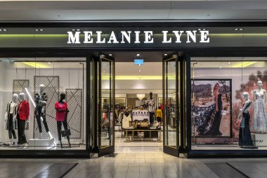 Markham, Ontario, Kanada - 13 Mart 2019: Melanie lyne Kanada 'nın Ontario kentindeki CF Markville Alışveriş Merkezi' nde mağaza vitrini. Melanie Lyne Kanadalı bir moda markası..