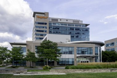 Toronto, Kanada - 7 Ağustos 2019: Toronto, Kanada 'daki Tangerine North York ofis binası. Mangerine, Kanada 'da bir bankadır ve Scotiabank' ın yan kuruluşudur..