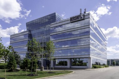Mississauga, On, Kanada - 11 Ağustos 2019 Mississippi 'deki binada Hershey tabelası. Hershey bir Amerikan şirketidir ve dünyanın en büyük çikolata üreticilerinden biridir..
