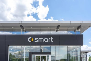 Vaughan, Ontario, Kanada - 11 Haziran 2019 Vaughan, Ontario, Kanada 'da akıllı araba satıcısı. Smart, Daimler AG 'nin Alman otomotiv markası ve bölümüdür..