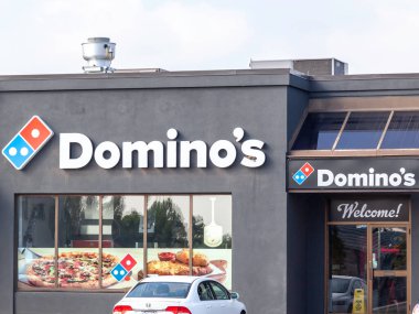 St. Catharines, Ontario, Kanada - 11 Eylül 2019: St. Catharines, Ontario, Kanada 'da bir Domino' s Pizza restoranı. Domino 's Pizza Inc., Amerika Birleşik Devletleri' nin çok uluslu pizza restoran zinciri..