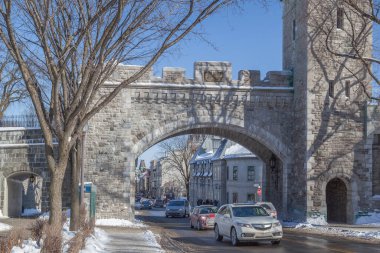 QUEBEC CITY, Kanada - 14 Şubat 2016: Eski Quebec Şehri 'nin Kışın Kapısı, Kanada. Eski Quebec, UNESCO 'jjQueryQuery1107609317319036215 _ 17064376398s Dünya Mirasları Listesi' ne 1985 yılında yazılmıştır.