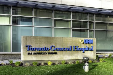 Toronto, Kanada - 5 Mayıs 2019 Toronto General Hospital tabelası. THG şehir merkezinde büyük bir eğitim hastanesidir ve Üniversite Sağlık Ağı 'nın bir parçasıdır..