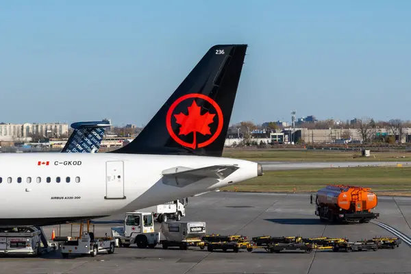 Dorval, QC, Kanada - 3 Kasım 2024: Kanada 'nın başkenti QC' de Montreal-Trudeau Uluslararası Havalimanı 'na park etmiş bir Air Canada uçağı.