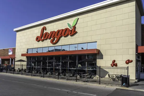 Markham, Ontario, Kanada - 5 Ağustos 2019: Longo 'nun binaya yakın çekim tabelası. Longo Brothers Fruit Inc., Kanada 'nın en büyük marketler zinciri..