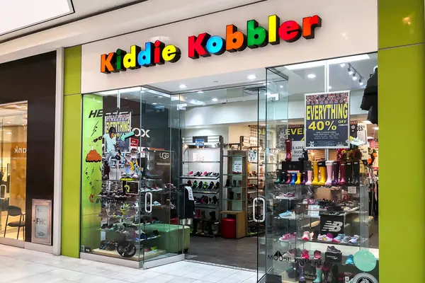 Markham, Ontario, Kanada - 13 Mart 2019: Çocuk ayakkabıları Kanadalı lider Markham, Ontario 'daki CF Markville Alışveriş Merkezi' nde çocuk mağazası önü.