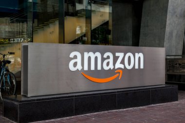 Toronto, Kanada-2 Temmuz 2018: Toronto, Kanada ve Amazon 'da Amazon Şirketi' nin dışında Amazon tabelaları görülmektedir.