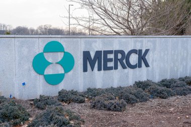 New Jersey, ABD - 27 Ocak 2019: New Jersey 'deki duvarda Merck işareti ve logosu. Merck bir Amerikan ilaç şirketi..