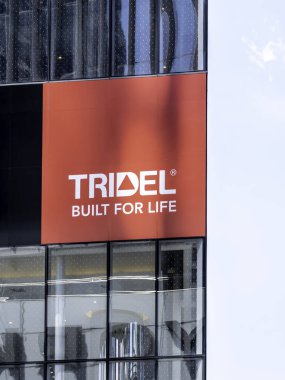 Toronto, Kanada - 31 Temmuz 2019: Toronto, Kanada 'daki binada Tridel' in imzası. Tridel büyük bir gayrimenkul müteahhidi ve Toronto bölgesindeki en büyük apartman inşaatçısı..