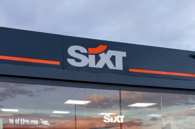 Essaouira, Fas - 17 Ekim 2024: Sabahın erken saatlerinde bir havaalanındaki araba kiralama bürosunda görülen binanın üzerindeki Sixt logosunun kapatılması.