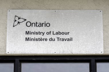 Toronto, Kanada - 16 Haziran 2019: Toronto, Kanada 'daki Scarborough ofisinde Çalışma Bakanlığı İşareti. Çalışma Bakanlığı, Kanada 'nın Ontario eyaletindeki iş sorunlarından sorumludur..
