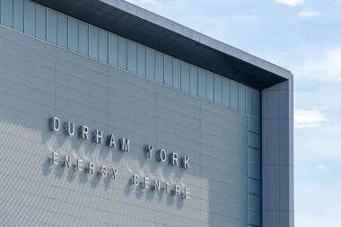 Courtice, Ontario, Kanada-9 Haziran 2019: Belediyeye ait bir atık enerji tesisi olan Durham York Enerji Merkezi 'nin imzası.