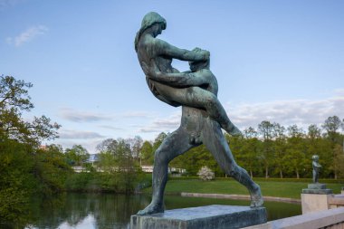 OSLO NORway - 13 Mayıs 2016: Norveç 'in başkenti Oslo' da Gustav Vigeland 'ın Vigeland Heykel Parkı' ndaki Çeşme. Vigeland Park tek bir sanatçı tarafından yapılan dünyanın en büyük heykel parkı..