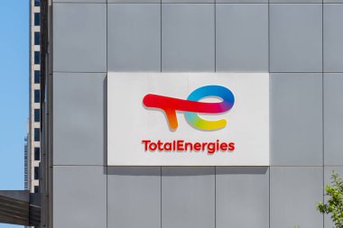 Houston, TX, ABD - 27 Şubat 2022: TotalEnergies logosu Houston, Teksas, ABD 'deki ofis binasında. TotalEnergies SE, Fransız çok uluslu entegre petrol ve doğalgaz şirketi..