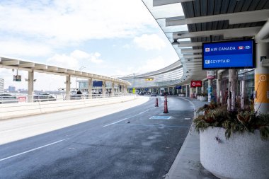 Toronto, Kanada - 18 Nisan 2019 Toronto Pearson Havaalanı dış görünümü, Kanada. Pearson Kanada 'daki en büyük ve en yoğun havaalanıdır..