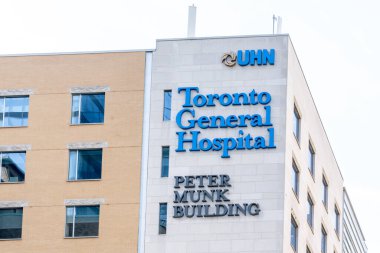 Toronto, Kanada - 5 Mayıs 2019: Toronto General Hospital, Toronto 'daki Peter Munk binasına imza attı. TGH şehir merkezinde büyük bir eğitim hastanesidir ve Üniversite Sağlık Ağı 'nın bir parçasıdır..