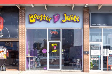 St. Catharines, Ontario, Kanada - 11 Eylül 2019: St. Catharines, Ontario, Kanada 'da Booster Juice mağazası. Booster Juice Ltd. Kanada 'nın en büyük taze meyve suyu ve smoothie bar zinciri..