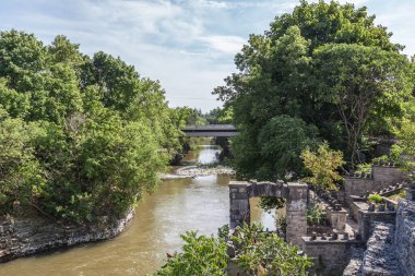 Grand River 'ın yanındaki Templin Gardens, Fergus, Ontario, Kanada. 1920 'lerin sonlarında inşa edilen Templin Gardens, Fergus şehir merkezinde yer almaktadır ve ziyaretçilere nehir manzarası sunmaktadır.,