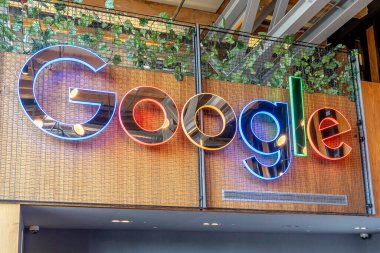 Kitchener, Ontario, Kanada 30 Eylül 2019: Google Canada Kitchener-Waterloo ofisinde resepsiyon masası.