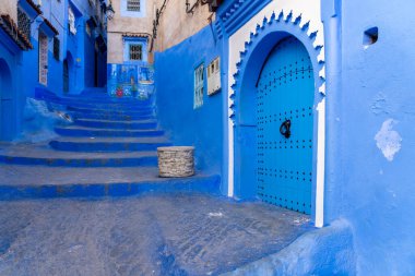 Chefchaouen, Fas - 23 Ekim 2024: Chefchaouen, Fas 'ta mavi renkli evler ve sokaklar. Chefchaouen genellikle mavi şehir olarak adlandırılır.
