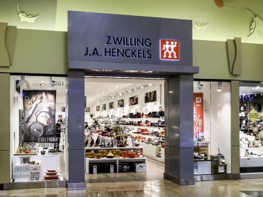 Vaughan, Ontario, Kanada - 4 Haziran 2019: Toronto, Kanada yakınlarındaki Vaughan Mills alışveriş merkezinde Zwilling mağazası. Zwilling J. A. Henckels Solingen, Almanya merkezli bir bıçak üreticisi..