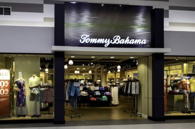Vaughan, Ontario, Kanada - 11 Haziran 2019: Tommy Bahama Toronto yakınlarındaki Vaughan Mills AVM mağazasında, Seattle merkezli sıradan, erkek ve kadın spor giyim ve etkinlik kıyafetleri üreticisi.