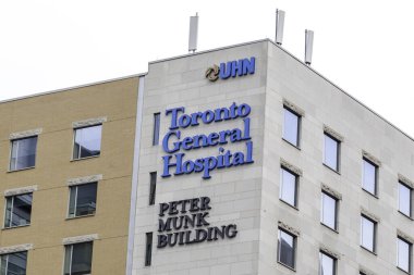 Toronto, Kanada - 2 Temmuz 2018 Toronto General Hospital, Toronto 'daki Peter Munk binasında. THG şehir merkezinde büyük bir eğitim hastanesidir ve Üniversite Sağlık Ağı 'nın bir parçasıdır..