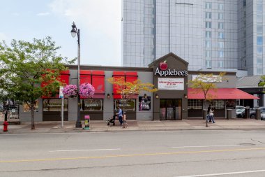 Niagara Şelalesi, Ontario, Kanada - 3 Eylül 2019: Niagara Şelalesi, Ontario, Kanada 'da bir Applebee restoranı. Applebee 's bir Amerikan lokanta zinciri..