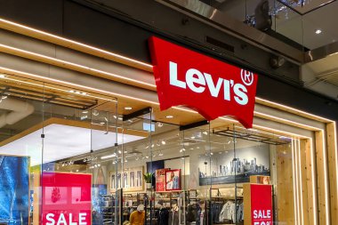Toronto, Kanada - 4 Ocak 2019: Levi 's mağazası Toronto' daki Eaton Centre alışveriş merkezinde. Levi Strauss & Co., ABD 'li bir giyim şirketidir.