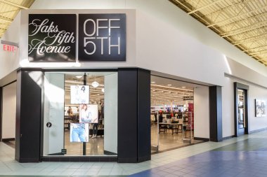 Vaughan, Ontario, Kanada - 17 Mart 2018: Saks Fifth Avenue ön taraftaki Vaughan Mills alışveriş merkezinde. Saks Fifth Avenue bir Amerikan lüks mağazası..
