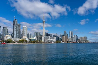 Ontario Gölü 'nden Toronto şehir merkezinin ufuk çizgisi. Toronto, Kanada.