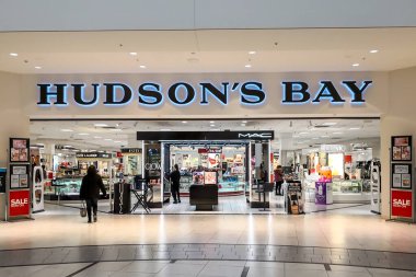 Markham, Ontario, Kanada - 13 Mart 2019: Markham, Ontario, Kanada 'daki CF Markville Alışveriş Merkezi' nde Hudson 's Bay mağazası önü. Hudson Körfezi Şirketi, Kanada 'da faaliyet gösteren bir perakende şirketidir..