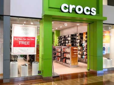 Vaughan, Ontario, Kanada - 4 Haziran 2019: Crocs mağaza tabelası Vaughan, Ontario, Kanada 'da görüldü. Crocs, Inc. (Crocs, Inc.), ABD 'li firma.