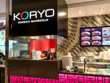 Toronto, Kanada - 4 Ocak 2019: Koryo Kore barbekü fast food restoranı Toronto, Kanada 'daki Eaton Centre alışveriş merkezindeki yemek salonu