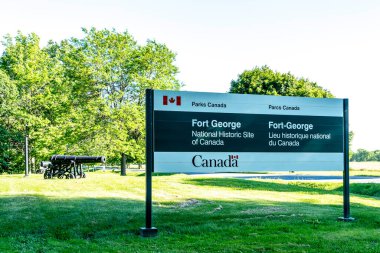Niagara Gölü, Ontario, Kanada - 29 Haziran 2019: Kanada, Ontario, Niagara-on-the-Lake 'de Fort George' un işareti. Fort George Ulusal Tarih Bölgesi bir askeri yapıdır..