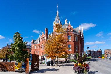 Stratford, Ontario, Kanada - 10 Ekim 2024: Stratford City Hall, Ontario, Kanada. Stratford, Ontario 'nun güneybatısındaki Perth County' de Avon Nehri üzerinde bir şehirdir..