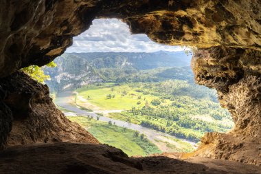 Cueva Ventana (Mağara Penceresi) Ro Grande de Arecibo vadisine bakan, Mağara Penceresi Arecibo, Porto Riko 'da kireç taşı tepesinde bulunan büyük bir mağaradır..