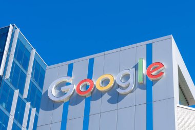 Kitchener-Waterloo, On, Kanada - 10 Ekim 2024: Google tabelası Kitchener-Waterloo, Ontario, Kanada 'daki ofis binasında. Google bir Amerikan teknoloji şirketidir..