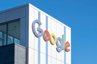 Kitchener-Waterloo, On, Kanada - 10 Ekim 2024: Google tabelası Kitchener-Waterloo, Ontario, Kanada 'daki ofis binasında. Google bir Amerikan teknoloji şirketidir..