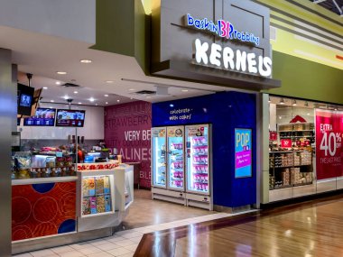 Vaughan, Ontario, Kanada - 4 Haziran 2019: Toronto yakınlarındaki Vaughan Mills alışveriş merkezinin önündeki kernel patlamış mısır dükkânı.