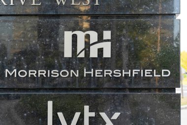 Markham, Ontario, Kanada - 16 Ağustos 2018: Toronto, Ontario, Kanada yakınlarındaki Markham 'da MH (Morrison Hershfield) işareti. MH tam hizmet veren bir mühendislik firması.