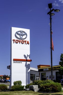 Barrie, Ontario, Kanada - 4 Ağustos 2019: Arkadaki mavi gökyüzü ile Toyota tabelasını kapatın. Toyota Motor Corporation, çok uluslu bir Japon otomotiv üreticisi..